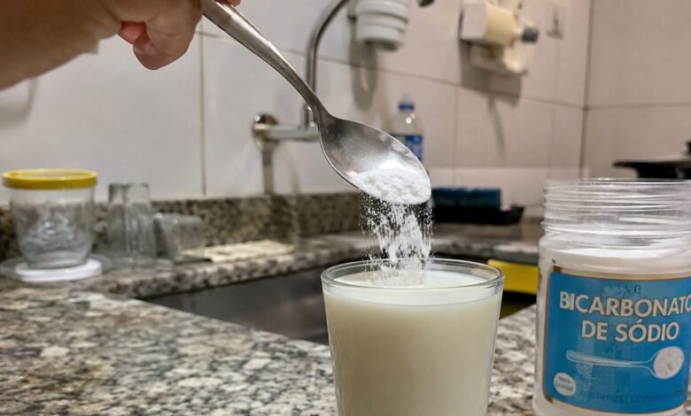 Bicarbonato de sódio e leite contra manchas de tinta: entenda a eficácia do método caseiro