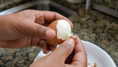 Bicarbonato na água do cozimento facilita descascar ovos e evita desperdício