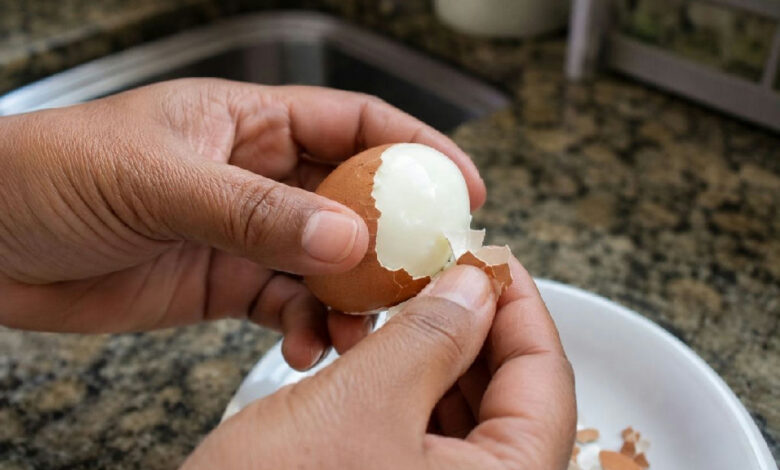 Bicarbonato na água do cozimento facilita descascar ovos e evita desperdício
