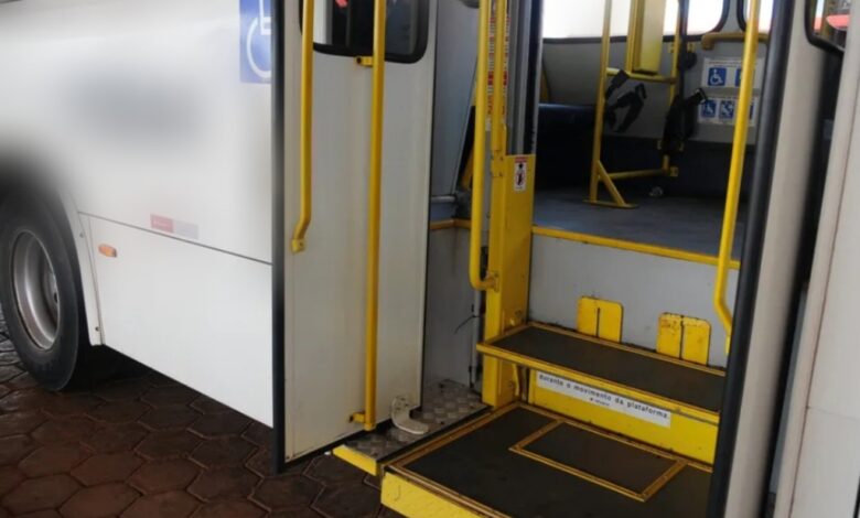 Cadeirante recebe indenização após 39 horas presa em ônibus por falha técnica