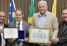 Câmara de Aparecida de Goiânia homenageia promotor por três décadas de serviço