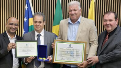 Câmara de Aparecida de Goiânia homenageia promotor por três décadas de serviço
