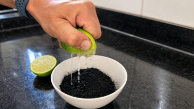 Carvão, pasta de dente e limão na limpeza de panelas: o que a ciência diz sobre o truque caseiro