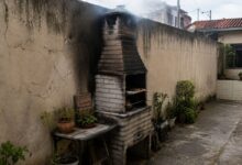 Churrasqueira em muro de divisa gera disputa e notificação de demolição com base no Código Civil
