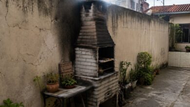Churrasqueira em muro de divisa gera disputa e notificação de demolição com base no Código Civil