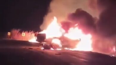 Colisão fatal na Go-230: Acidente entre caminhonetes em Goiás deixa uma vítima e incêndio