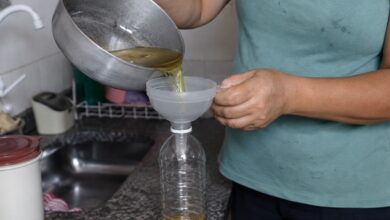 Como descartar óleo de cozinha usado corretamente para evitar danos ambientais e entupimentos
