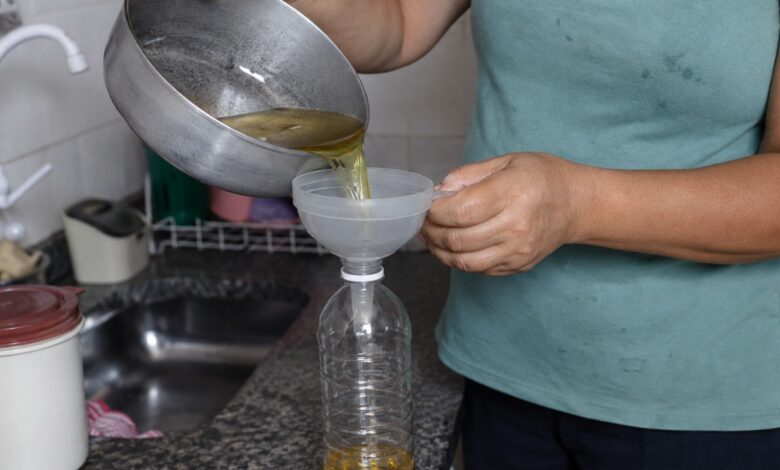 Como descartar óleo de cozinha usado corretamente para evitar danos ambientais e entupimentos