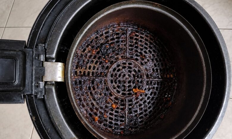 Como limpar air fryer sem danificar o antiaderente e remover gordura acumulada