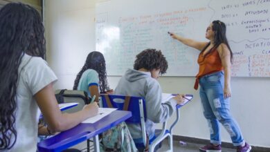 Concurso 2026 define salário inicial e média da carreira de professor público