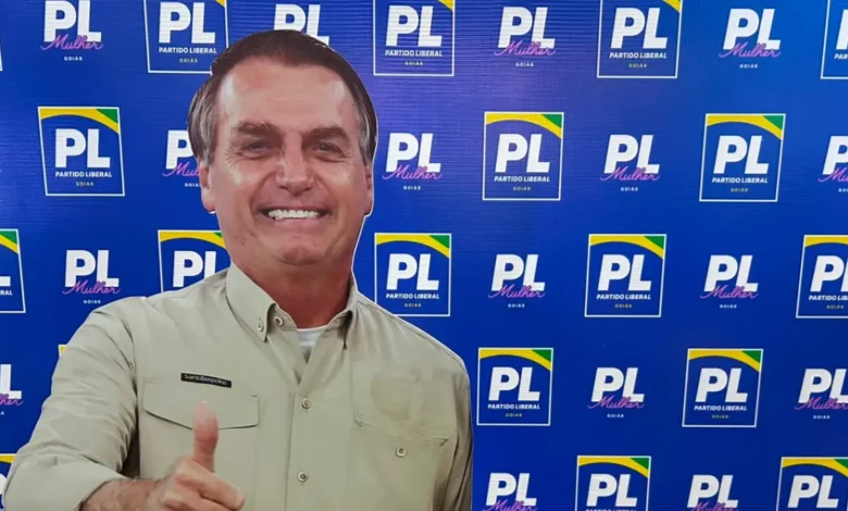 Convenção do PL em Goiás aposta em figura de papelão de Bolsonaro para atrair eleitores