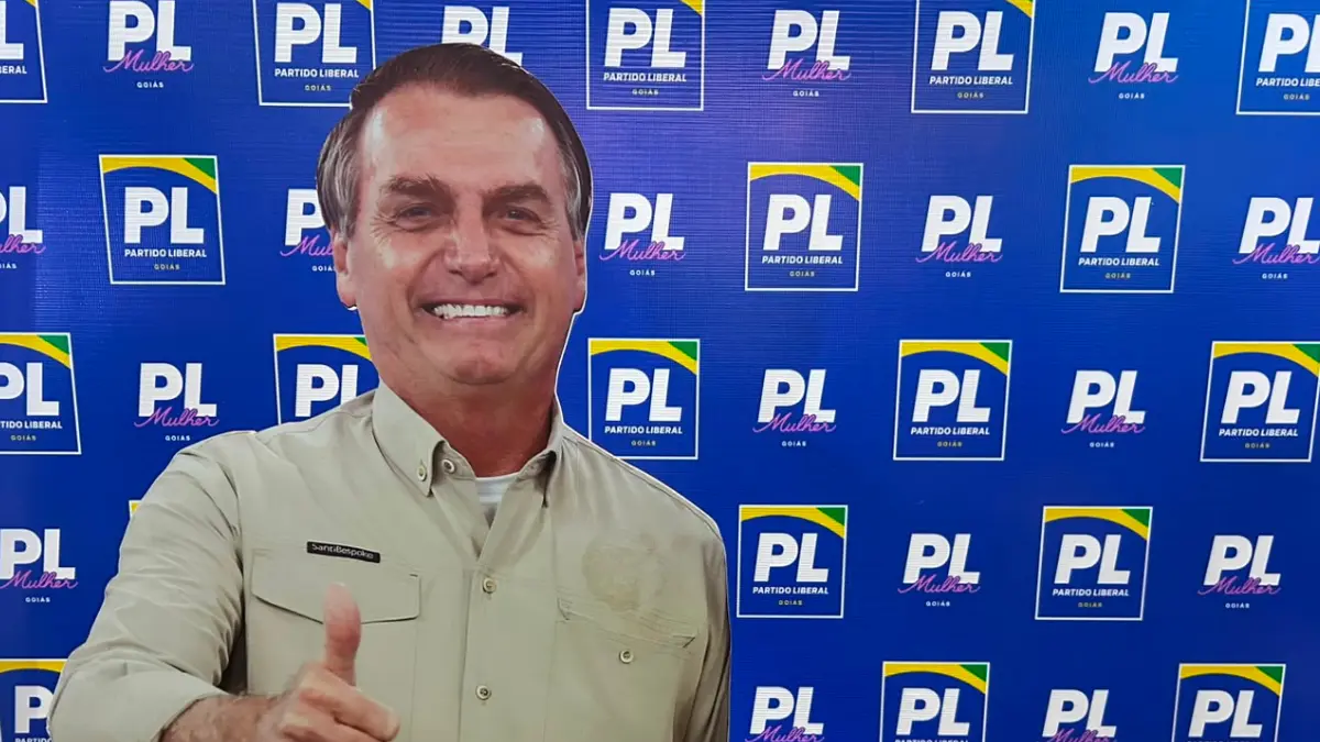 Convenção do PL em Goiás aposta em figura de papelão de Bolsonaro para atrair eleitores