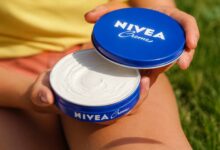 Creme Nivea no cabelo: cabeleireiros avaliam o uso do pote azul em fios secos e oleosos