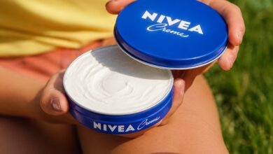Creme Nivea no cabelo: cabeleireiros avaliam o uso do pote azul em fios secos e oleosos