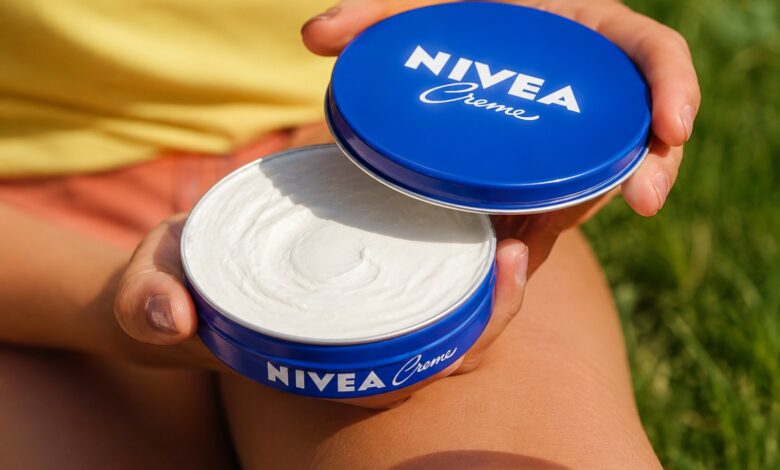 Creme Nivea no cabelo: cabeleireiros avaliam o uso do pote azul em fios secos e oleosos