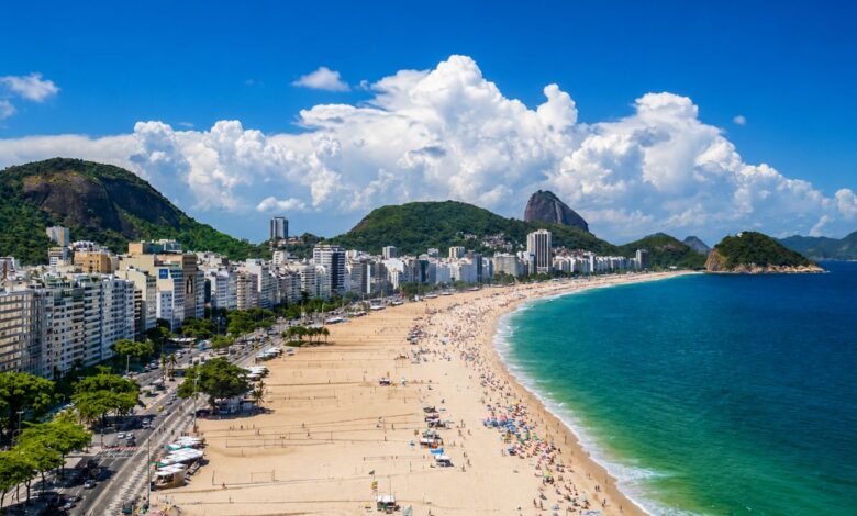 Descubra o trecho ideal para um banho de mar tranquilo em Copacabana, no Rio de Janeiro