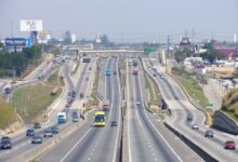 Desvendando as faixas brancas na rodovia: o que significam os traços contínuos e tracejados