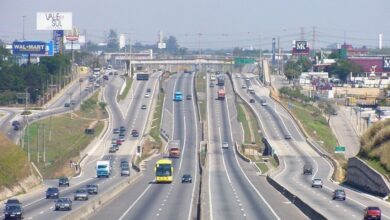 Desvendando as faixas brancas na rodovia: o que significam os traços contínuos e tracejados