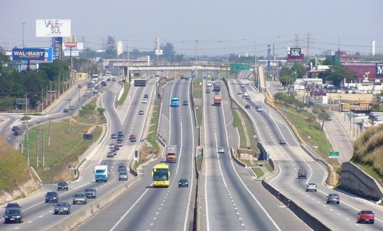 Desvendando as faixas brancas na rodovia: o que significam os traços contínuos e tracejados