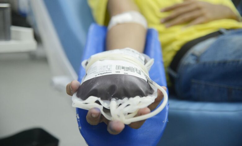 Doação de sangue tem novas regras e reduz tempo de espera para tatuados e pessoas com piercing