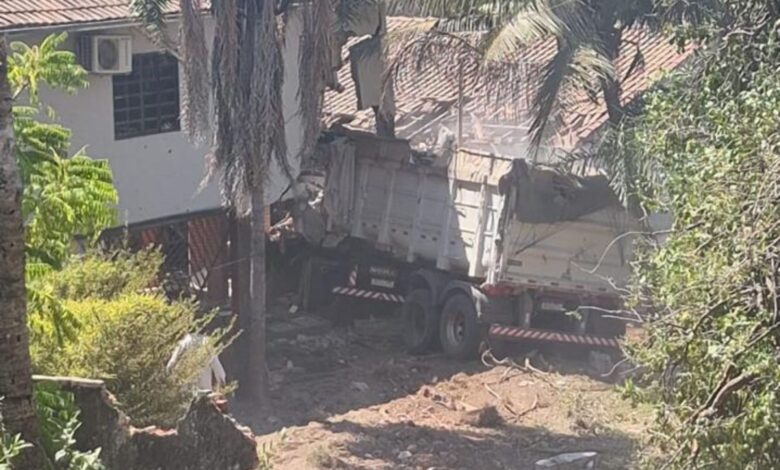 Duas mortes em Crixás após caminhão desgovernado invadir salão de igreja em Goiás