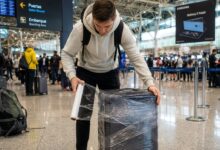 Embrulhar mala com plástico antes de viajar: entenda a real utilidade da prática