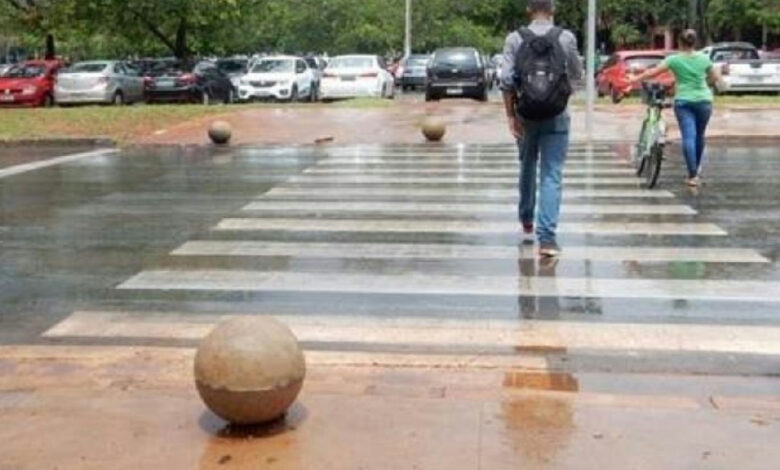 Entenda a função das esferas de concreto instaladas nas calçadas das cidades