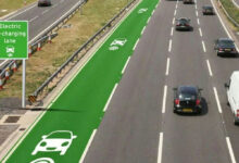 Estradas eletrificadas: tecnologia permite recarregar carros elétricos em movimento