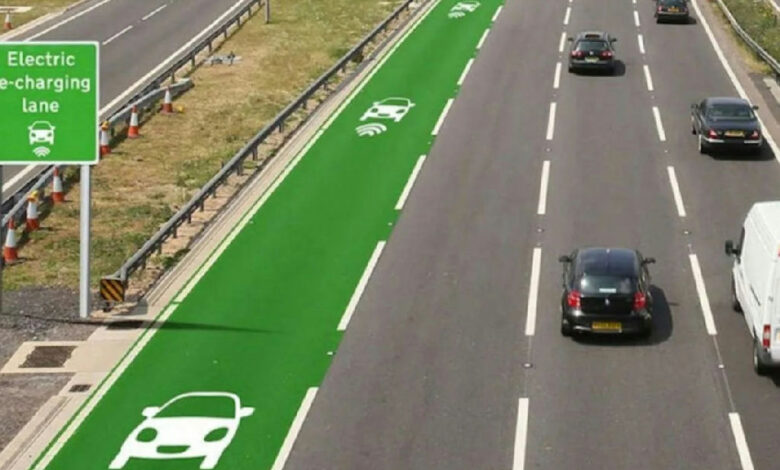 Estradas eletrificadas: tecnologia permite recarregar carros elétricos em movimento
