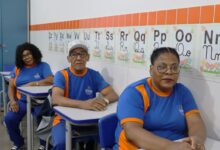 Família de Goiânia supera barreiras e volta à escola em busca de novas oportunidades
