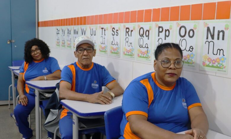 Família de Goiânia supera barreiras e volta à escola em busca de novas oportunidades