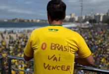 Flávio Bolsonaro lança campanha presidencial em Copacabana com discurso de confronto e críticas a Lula