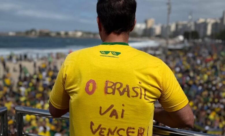 Flávio Bolsonaro lança campanha presidencial em Copacabana com discurso de confronto e críticas a Lula