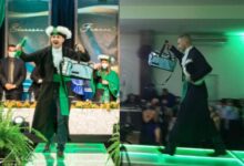 Formando homenageia trajetória ao subir no palco com bolsa de vender lanches