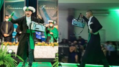 Formando homenageia trajetória ao subir no palco com bolsa de vender lanches