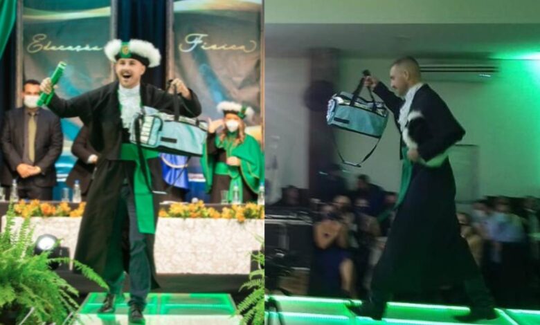 Formando homenageia trajetória ao subir no palco com bolsa de vender lanches