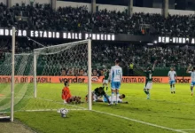 Goiás abre o placar contra o Londrina após longa revisão do VAR na Série B
