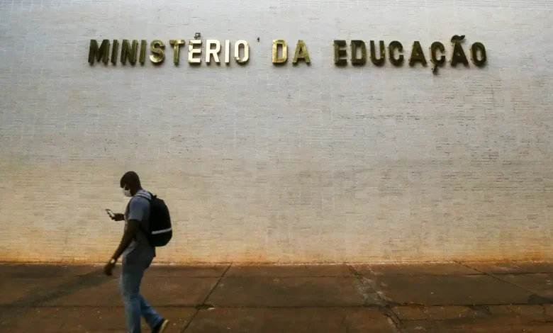 Ideb 2025: alta no ensino médio é impulsionada por aprovação, não por aprendizado