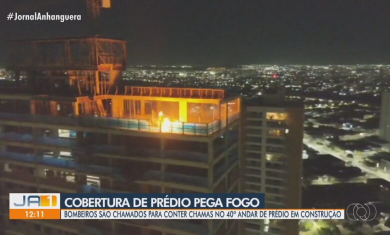 Incêndio de grandes proporções atinge 40º andar de arranha-céu em construção em Goiânia
