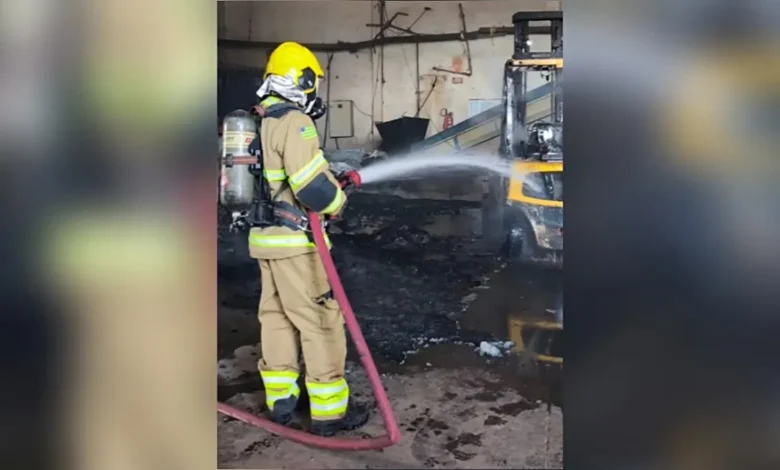 Incêndio em Formosa: bombeiros forçam entrada em galpão para combater chamas