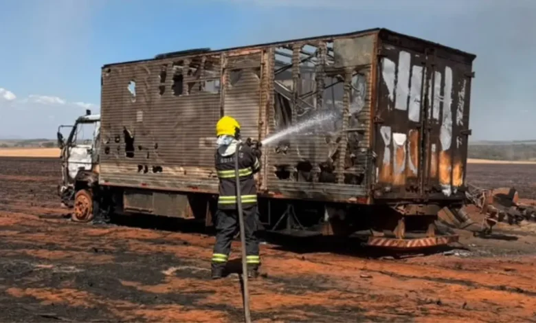 Incêndio em vegetação atinge veículos e deixa um morto em São Luiz do Norte