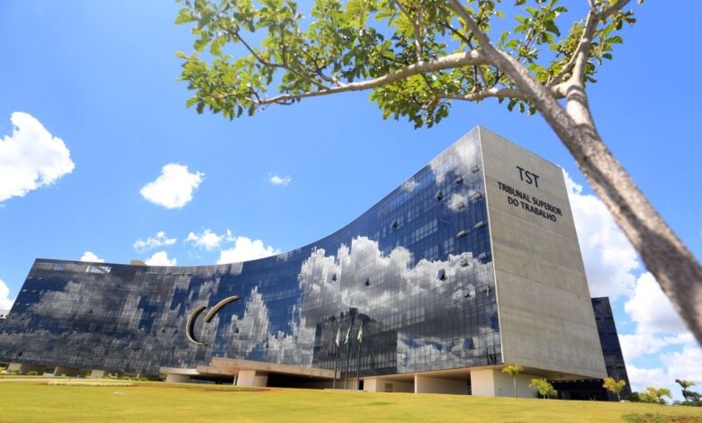 Justiça fixa indenização para técnica de enfermagem demitida por motivação política