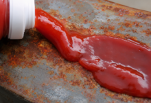 Ketchup contra a ferrugem: entenda a ciência por trás desse truque doméstico