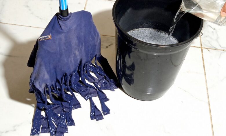 Limpeza de pisos com sal e detergente: entenda os riscos e a eficácia da mistura