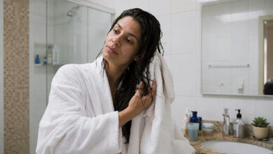 O erro comum no pós-banho que potencializa o frizz nos cabelos