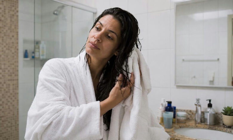 O erro comum no pós-banho que potencializa o frizz nos cabelos