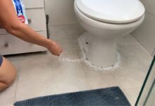 O segredo do sal grosso: como ele pode auxiliar na umidade ao redor do vaso sanitário