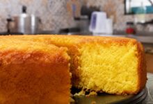 O segredo dos confeiteiros para um bolo de fubá irresistivelmente fofinho e úmido