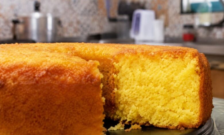 O segredo dos confeiteiros para um bolo de fubá irresistivelmente fofinho e úmido