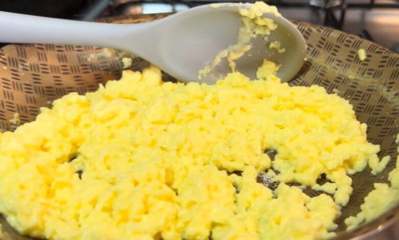O segredo para preparar o ovo mexido perfeito com textura cremosa e sabor irresistível